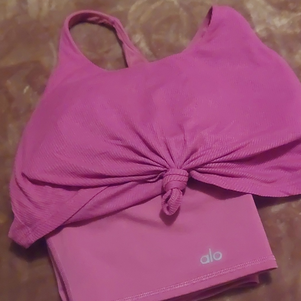 ALO Yoga Raspberry Sports Bra / Shorts - Picture 8 of 8